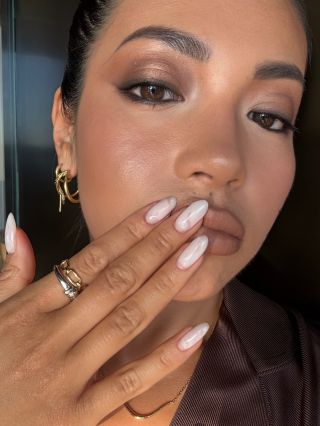 New nails call for matching jewelry. 💅🏻💍 Nezapomeňte, že si nově můžete naše vybrané šperky vyzkoušet a zakoupit v Bé Baru...